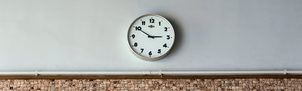A photo of a clock representing the time of your low vision examination